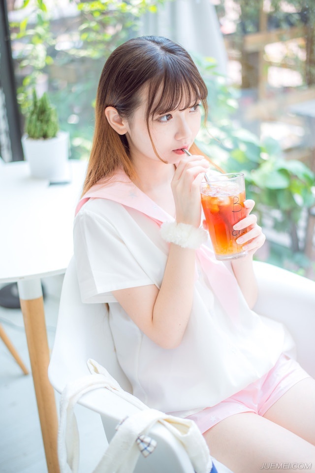 从容不迫的举止，比起咄咄逼人的态度，更能令人心折。——三毛《亲爱的三毛》